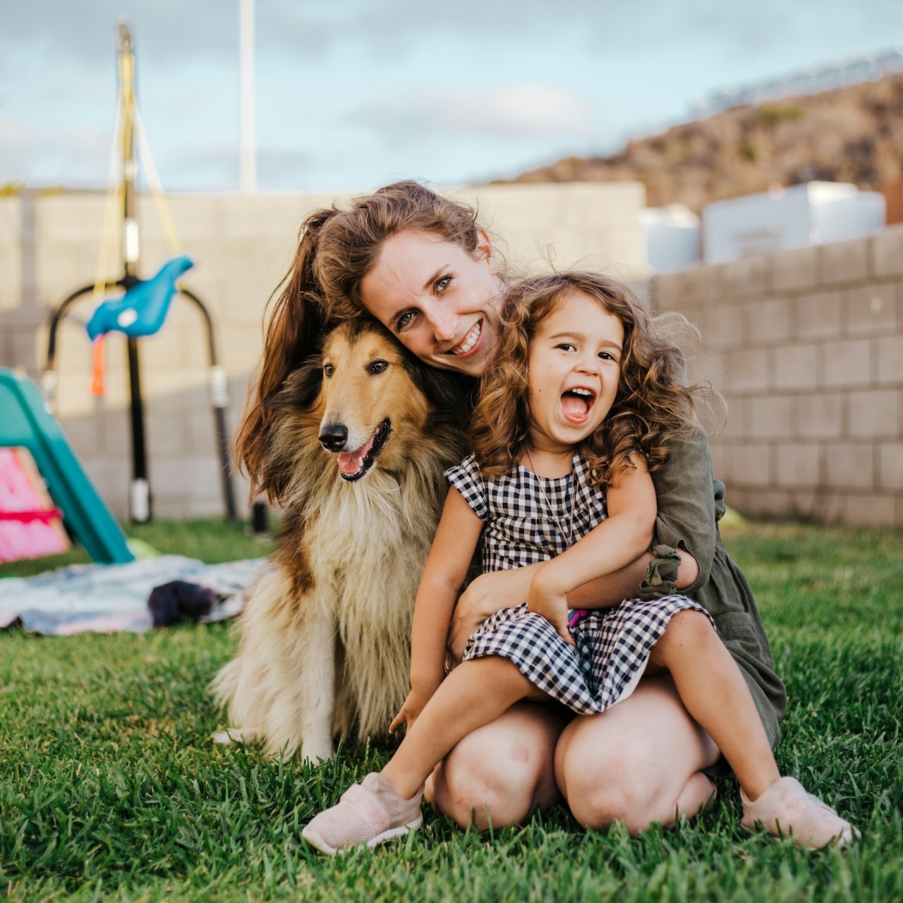 women-is-playing-with-kids-and-dogs